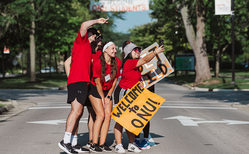 Photo of ONU students with welcome signs