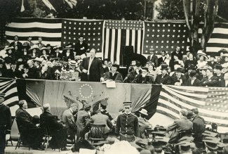 1910 Commencementphoto of President Taft giving address