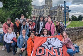 Photo of ONU students visiting London with ONU flag