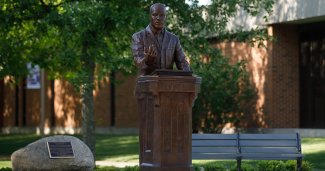 Photo on ONU MLK statue