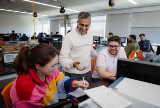 An ONU engineering professor assists two students.