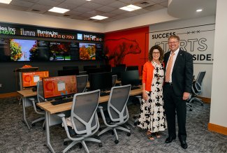 Photo of the finance lab with donors David Haushalter and Nikki (Bennett) Haushalter